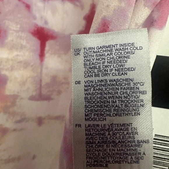 NYDJ Sleeveless Pintuck Blouse in Carnelian V Neck Button Front Size Medium NWT - Picture 8 of 8